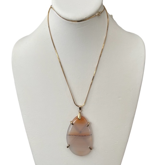 Natural banded scenic agate gold tone pendant & chain - Picture 4 of 8